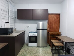 Refrigerador, microondas, parrilla de estufa y cafetera y tetera 