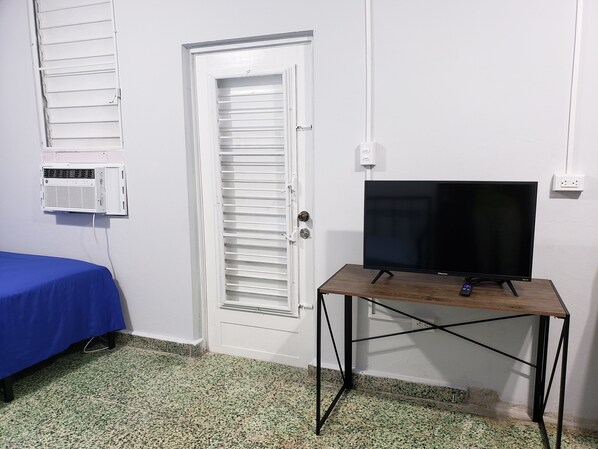 2 bedrooms, WiFi, bed sheets - FREE TRIP TO FLAMENCO BEACH OR VIEQUES OR THE RAINFOREST (Santurce)