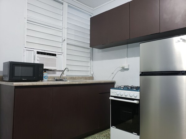 Refrigerador, microondas, parrilla de estufa y cafetera y tetera 