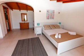 4 chambres, bureau, fer et planche à repasser, lit parapluie