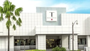Un edificio moderno con un letrero que dice "T GALLERIA".