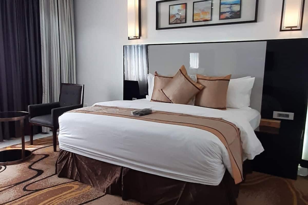 1 bedroom, premium bedding, in-room safe, desk