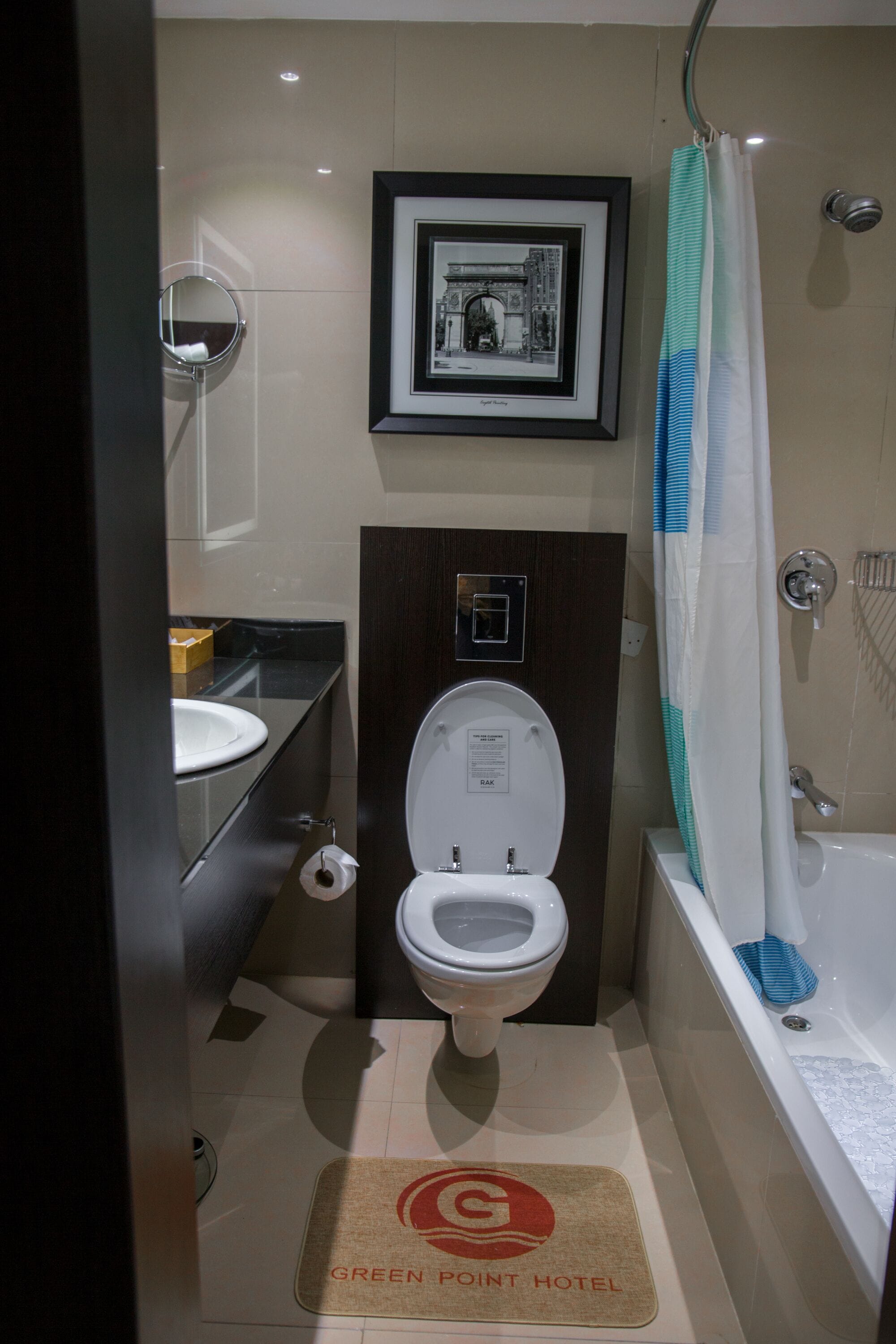 executive suite, 1 bedroom, non smoking | bathroom | free toiletries, hair dryer, towels, soap
