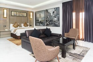 Chambre Affaires, 1 très grand lit, non-fumeurs | Literie de qualité supérieure, coffres-forts dans les chambres, bureau