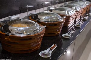 Una mesa de buffet con varios platos y cubiertos.