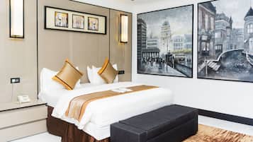 Business Room, 1 King Bed, Non Smoking | Premium bedding, in-room safe, desk, laptop workspace
