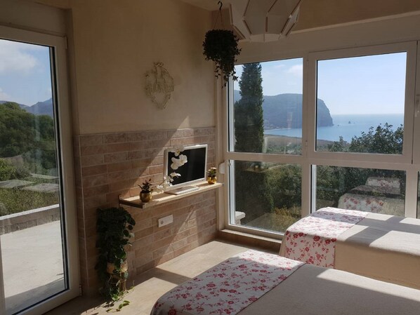 Double or Twin Room, Sea View | Desk, soundproofing, iron/ironing board, free WiFi - Apartments and Rooms Villa Santa Vita (Petrovac)