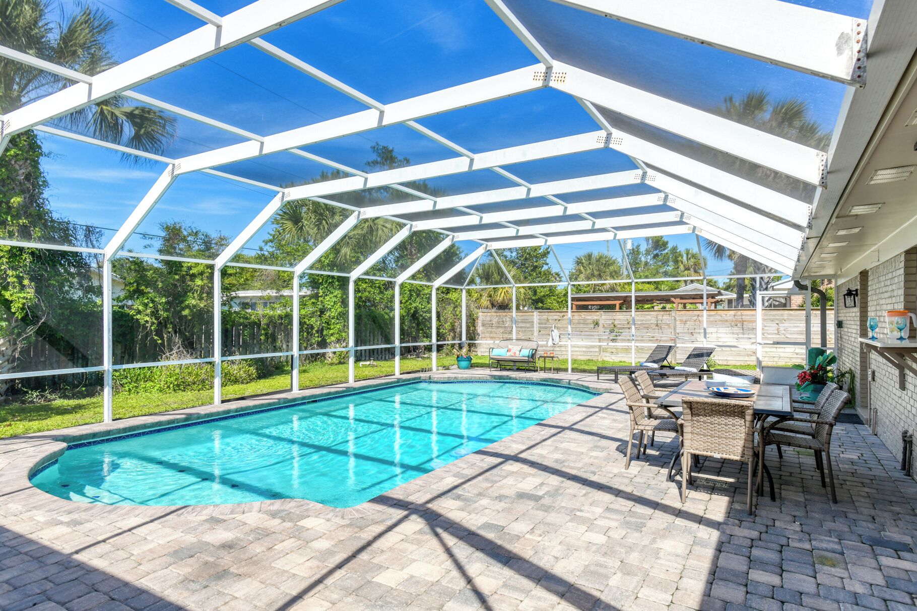 Utomhuspool och uppvärmd pool