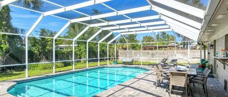 Utomhuspool och uppvärmd pool