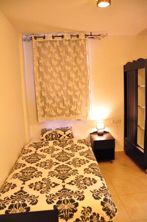 Ropa de cama de alta calidad, escritorio y cortinas blackout