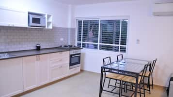 Full-sized fridge, microwave, stovetop, electric kettle