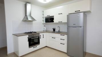 Refrigerador con congelador, microondas y parrilla de estufa