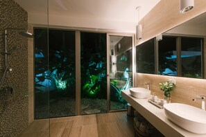 Exclusive-Villa, 6 Schlafzimmer, Gartenblick | Waschbecken im Bad