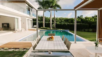Una piscina al aire libre