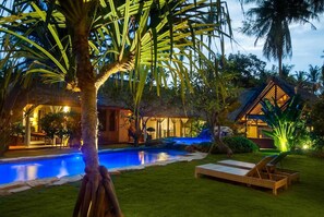 Outdoor pool, sun loungers - Dolcemare Resort (Gili Air)