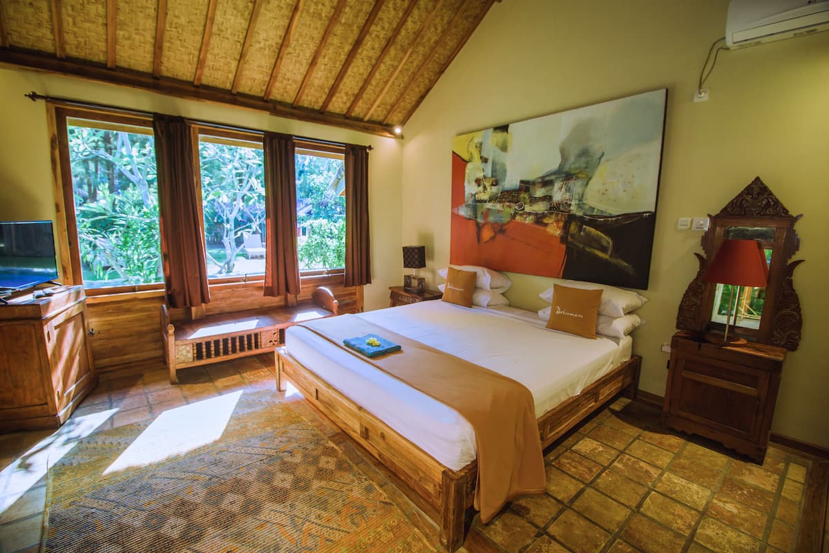 Double Room, 1 King Bed, Pool View | Minibar, in-room safe, desk, soundproofing