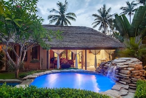 Piscina externa, espreguiçadeiras