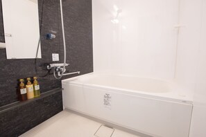 Apartment | Badezimmer | Badewanne und Dusche (separat), Komfortbadewanne