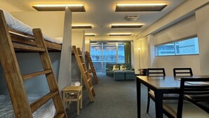 A dormitory room with bunk beds, a dining table, and a sofa. - Tsuboniwa apartment UTSUBO (Osaka)