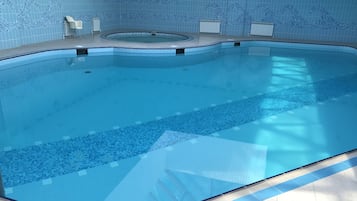 Kolam renang tertutup