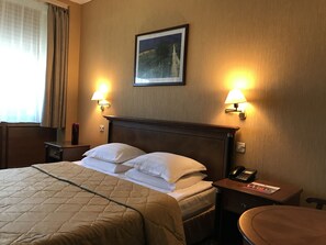 Junior Suite, 1 King Bed, Non Smoking, City View | Premium bedding, in-room safe, desk, iron/ironing board