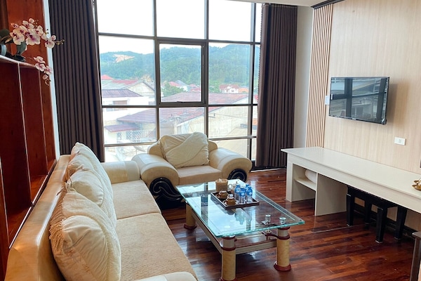 Habitación Deluxe doble | Zona de estar | Una televisión LCD