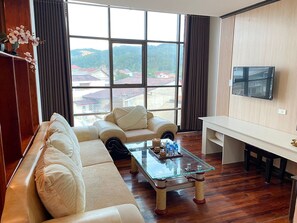 Junior Double Room | Living area | LCD TV - Anoulackkhenlao Hotel (Phonsavan)