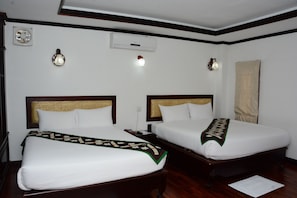 Desk, laptop workspace, blackout drapes, iron/ironing board - Anoulackkhenlao Hotel (Phonsavan)