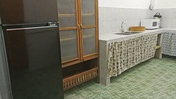 8-Bed Mixed Dormitory | Shared kitchen | Fridge, microwave