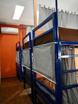 8-Bed Mixed Dormitory | Fer et planche à repasser, Wi-Fi gratuit, draps fournis