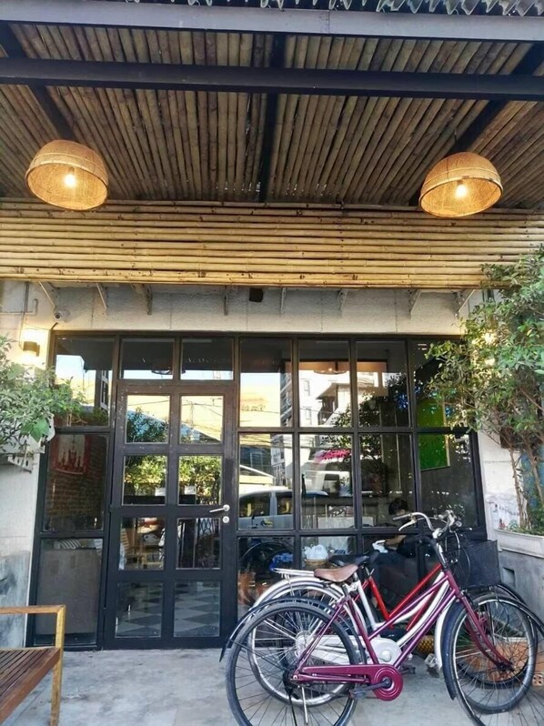 Property entrance - Lao Huk Bed and Cafe - Hostel (Vientiane)