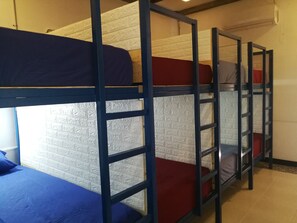 Iron/ironing board, free WiFi, bed sheets - Lao Huk Bed and Cafe - Hostel (Vientiane)