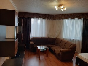 Departamento clásico, varias camas, para no fumadores, vista a la ciudad | 1 habitación, muebles diferentes, escritorio y insonorización