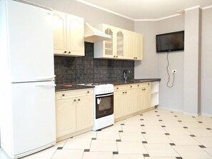 Comfort-huone, 1 suuri parisänky ja vuodesohva | Yksityinen keittiö | Täysikokoinen jääkaappi, mikroaaltouuni, liesi, vedenkeitin