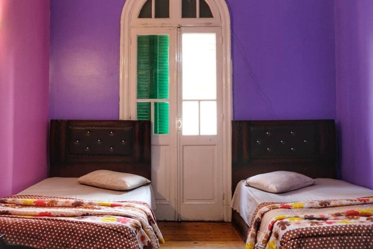 Habitación triple básica, 3 habitaciones, para no fumadores, vista a la ciudad | Caja de seguridad en la habitación y tabla de planchar con plancha