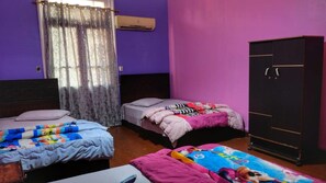 Basic-Dreibettzimmer, 3 Schlafzimmer, Nichtraucher, Stadtblick | Frühstücksbereich | Tägliches inbegriffenes kontinentales Frühstück