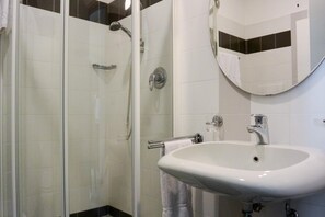 Chuveiro, secador de cabelo, bidê, toalhas de banho