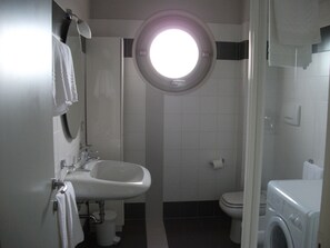 Apartamento | Banheiro | Chuveiro, secador de cabelo, bidê, toalhas de banho