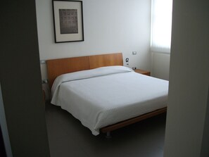 Minibaari, pimennysverhot, äänieristys, silitysrauta/-lauta