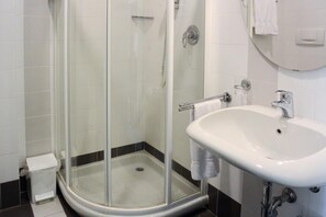 Suihku, hiustenkuivaaja, bidee, pyyhkeet