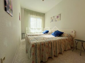 2 Schlafzimmer, Bügeleisen/Bügelbrett