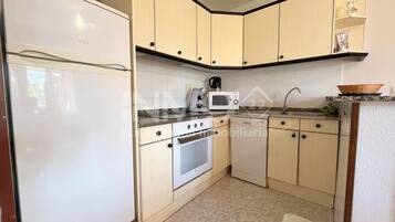 Een koelkast, een microgolfoven, een oven, een vaatwasser