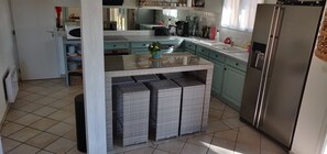 Kjøleskap, mikrobølgeovn, ovn og kokeplater