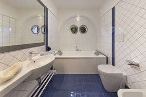 Badewanne, Haartrockner, Bidet, Handtücher