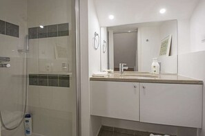 Haartrockner, Handtücher, Seife, Shampoo