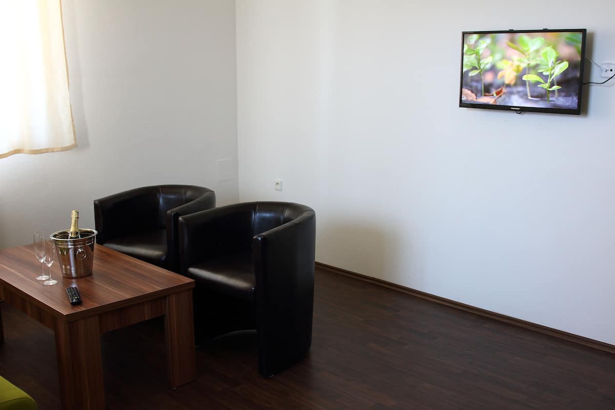 Classic Apartment, 2 Bedrooms (5+1) | Cribs/infant beds, rollaway beds, free WiFi, bed sheets