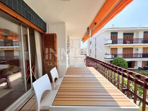 Outdoor dining - Flat in Regueral, 1º line of the beach, terrace (Cambrils)