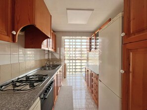 Fridge, microwave, dishwasher, coffee/tea maker - Flat in Regueral, 1º line of the beach, terrace  (Cambrils)