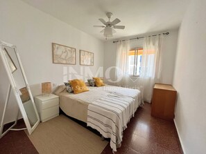 2 bedrooms, iron/ironing board - Flat in Regueral, 1º line of the beach, terrace  (Cambrils)