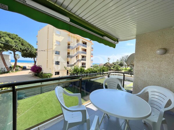 Outdoor dining - Cambrils Park building, swimming pool, parking, Zona Horta (Cambrils)